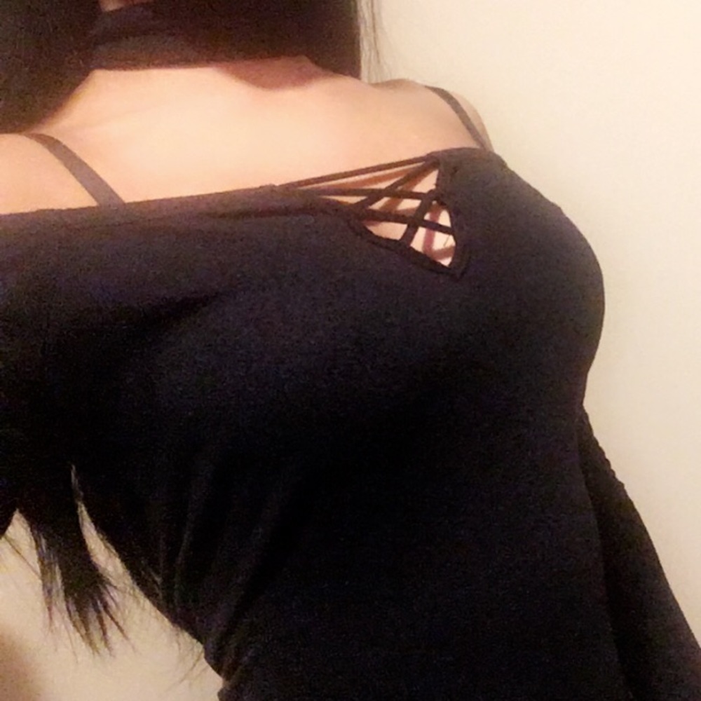 Off the shoulder top 🖤